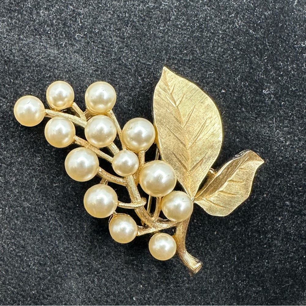 Vintage crown Trifari brooch